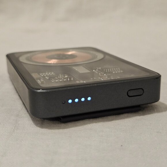 Momax Q.Mag Power 8 5000 mAh Magnetic Power Bank Portable Wireless USB-C Charger - Picture 4 of 9